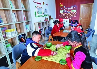 浙江岱山縣秀山鄉(xiāng)秀南村“民生小鋪”里，放學后的小學生在下棋。新華社發(fā)