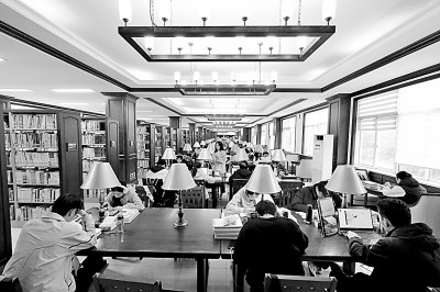 重慶大學圖書館，大學生們正在讀書學習。孫凱芳攝/光明圖片