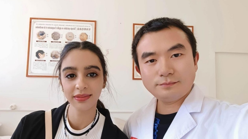 康復(fù)后的阿斯瑪與中國醫(yī)生梁敏。中國援阿爾及利亞醫(yī)療隊(duì)供圖