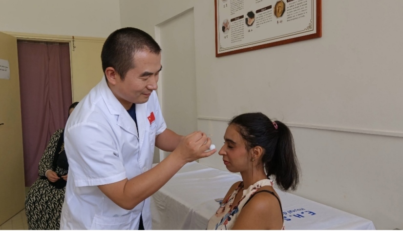 中國醫(yī)生為患者針灸治療。中國援阿爾及利亞醫(yī)療隊(duì)供圖