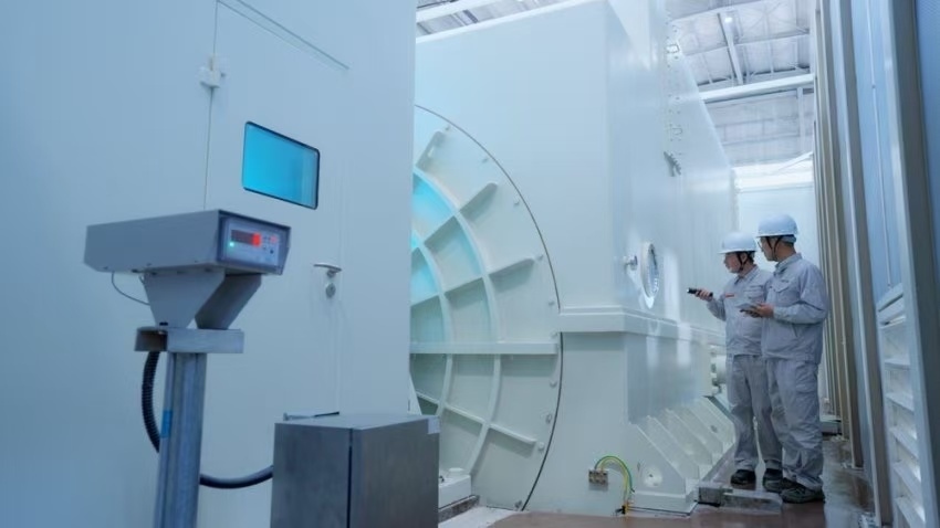 工作人員檢查300兆瓦壓氣儲(chǔ)能示范工程發(fā)電機(jī)。受訪者供圖