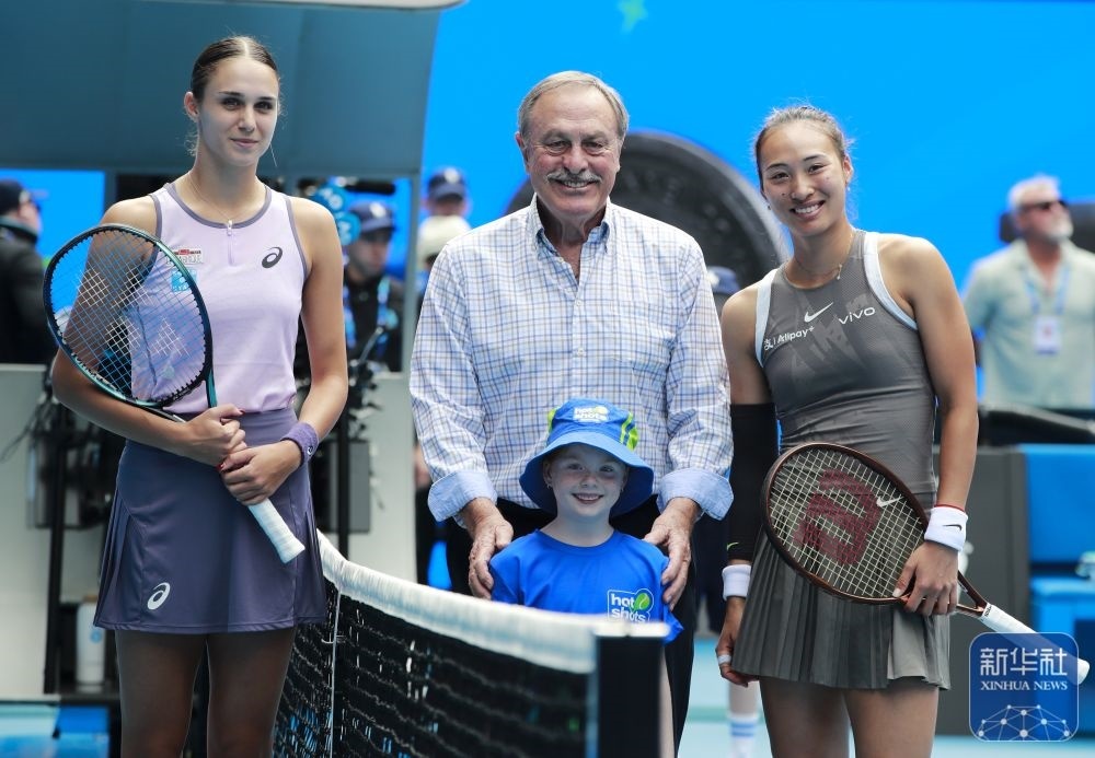 ↑鄭欽文（右）、托多尼（左）在比賽前與澳大利亞網球名將約翰·紐康姆合影。新華社記者 馬平 攝