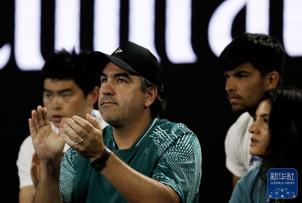 ↑鄭欽文的教練丹特·博蒂尼（中）在場邊觀賽。新華社記者 馬平 攝