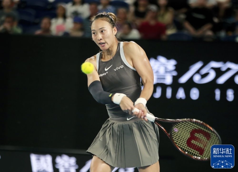 ↑鄭欽文在比賽中回球。新華社記者 馬平 攝