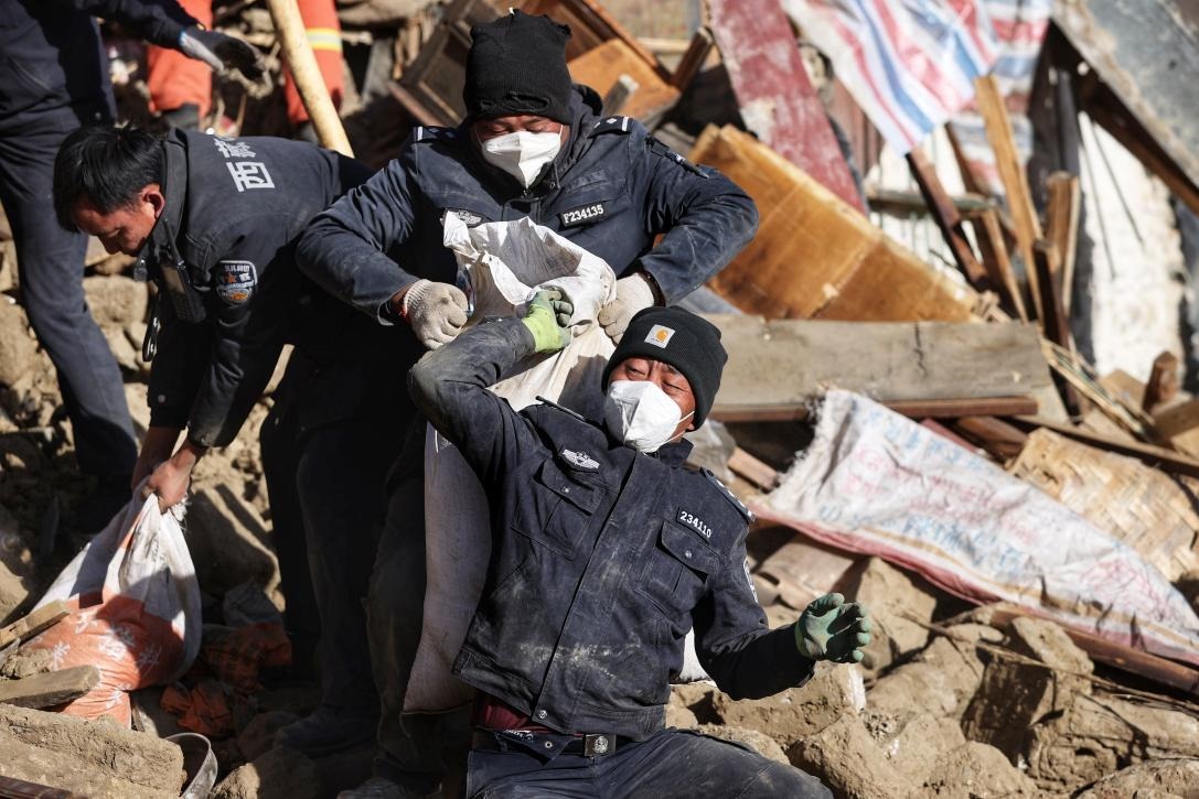 1月9日，定日縣長(zhǎng)所鄉(xiāng)古榮村，日喀則市公安局民警協(xié)助受災(zāi)群眾清理廢墟。 環(huán)球時(shí)報(bào)記者 崔萌攝