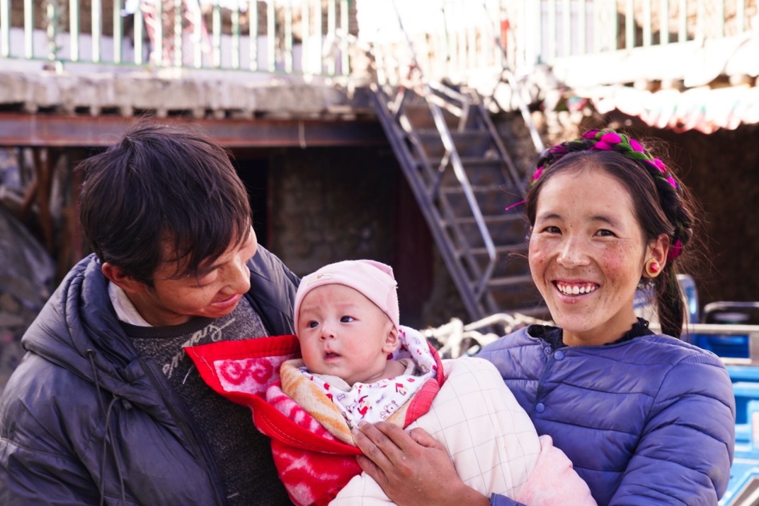1月11日，在西藏日喀則市人民醫(yī)院，受災(zāi)群眾抱著自己在地震中受傷的孩子康復(fù)出院。人民日?qǐng)?bào)記者徐馭堯攝