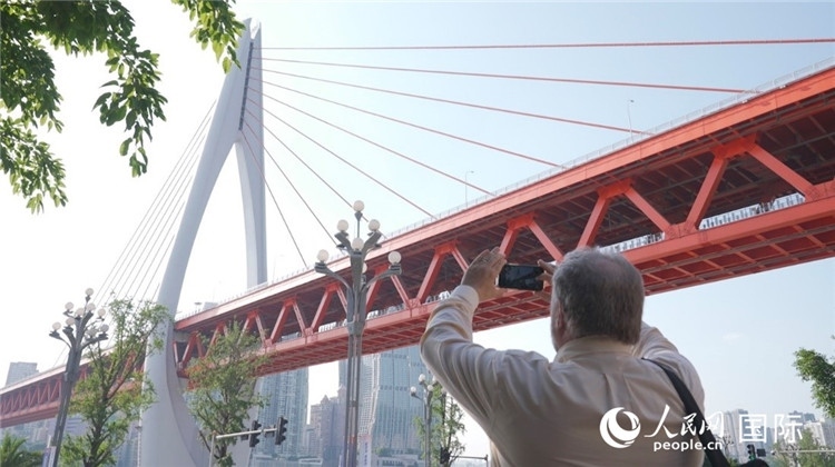 軻寶華“打卡”重慶東水門(mén)長(zhǎng)江大橋。人民網(wǎng)記者 蘇纓翔攝