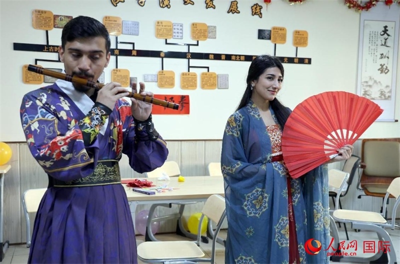 薩拉赫丁大學(xué)中文系學(xué)生們展示才藝。人民網(wǎng)伊納斯·易卜拉欣攝