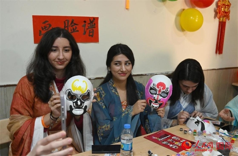 畫臉譜。人民網(wǎng)伊納斯·易卜拉欣攝