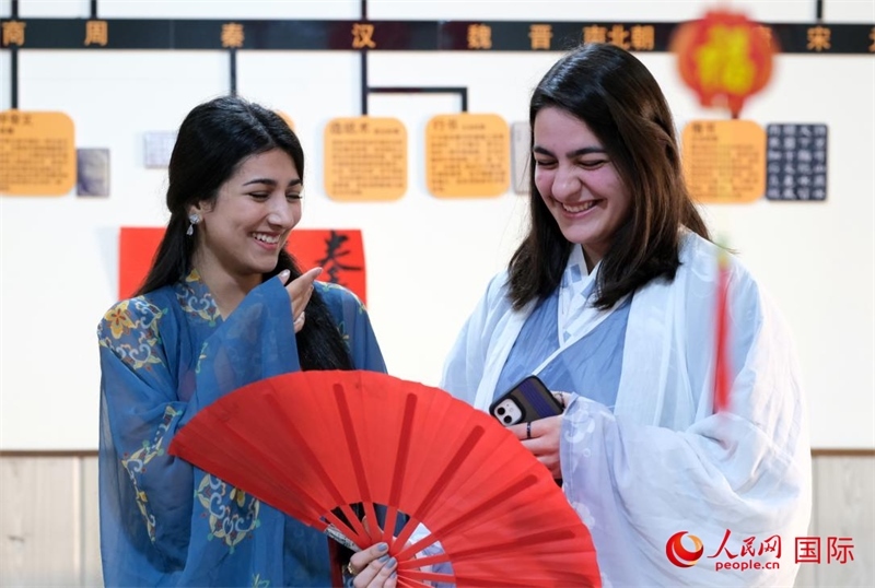 兩名參加活動的學(xué)生。人民網(wǎng)伊納斯·易卜拉欣攝