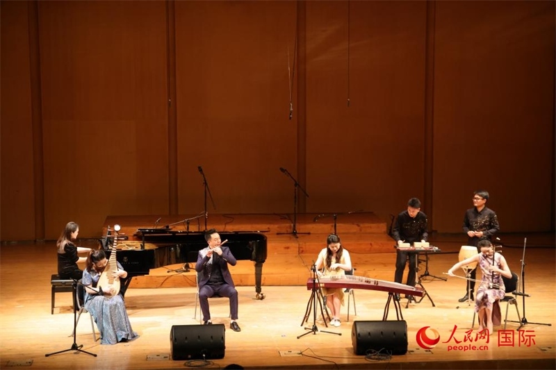 來自云南藝術(shù)學(xué)院的音樂家在演奏《金蛇狂舞》。人民網(wǎng)記者 楊一攝