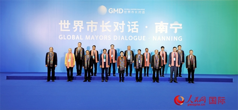 在南寧國際會展中心金桂花廳外，參加活動的中國和東盟國家市長合影留念。人民網記者 趙益普攝