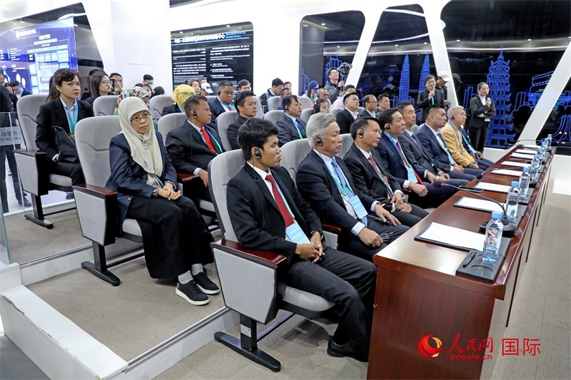 參加活動的東盟國家市長在中國—東盟新型智慧城市協(xié)同創(chuàng)新中心參觀調研。人民網記者 趙益普攝