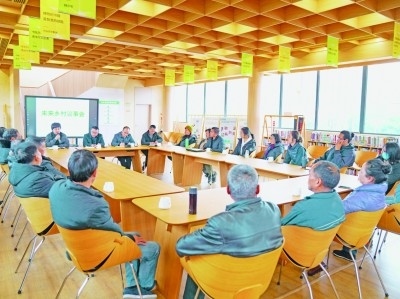 各種形式的民主協(xié)商議事會在余杭區(qū)落地生花。圖為黃湖鎮(zhèn)就共富工坊工作召開未來鄉(xiāng)村議事會。資料圖片