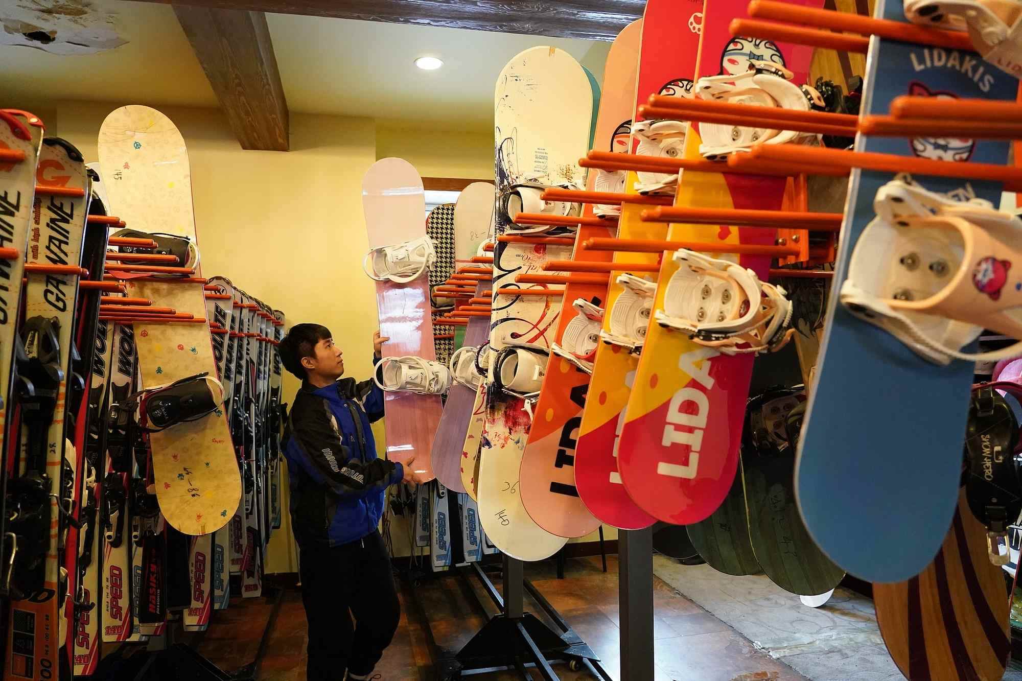 海拉爾滑雪場，工作人員在整理雪具