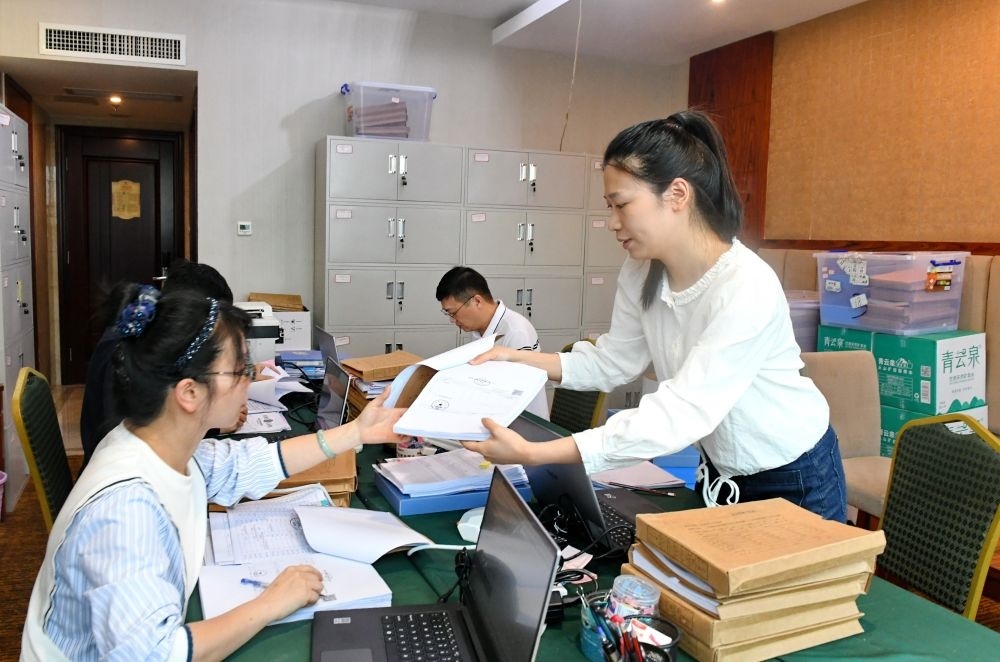 福州市委巡察機(jī)構(gòu)對全市法院系統(tǒng)開展提級聯(lián)動(dòng)交叉巡察。在永泰縣駐地，巡察組工作人員查看財(cái)務(wù)憑證（2024年5月21日攝）。新華社記者 林善傳 攝