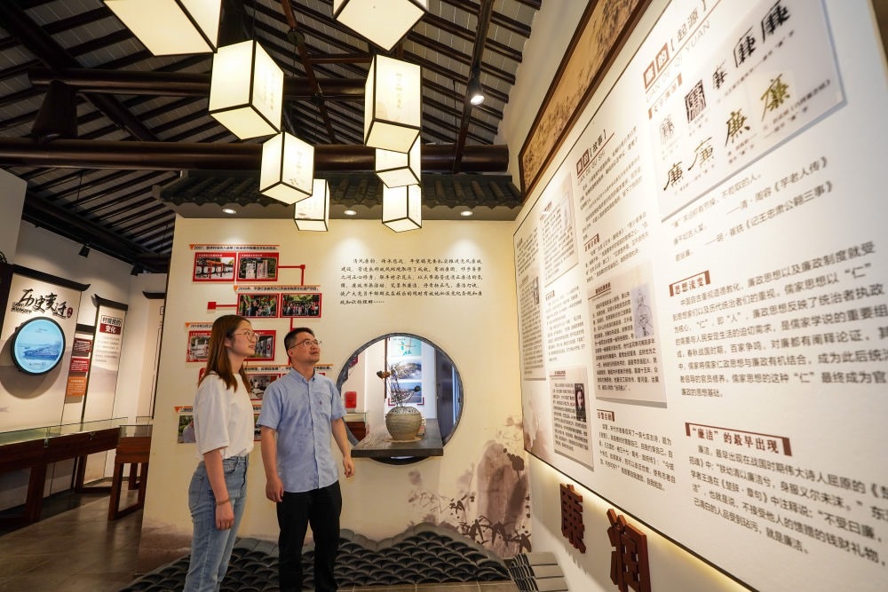 參觀者在蘇州市吳江區(qū)平望鎮(zhèn)廉潔教育基地鶯湖廉園內(nèi)參觀（2024年7月4日攝）。新華社記者 李博 攝