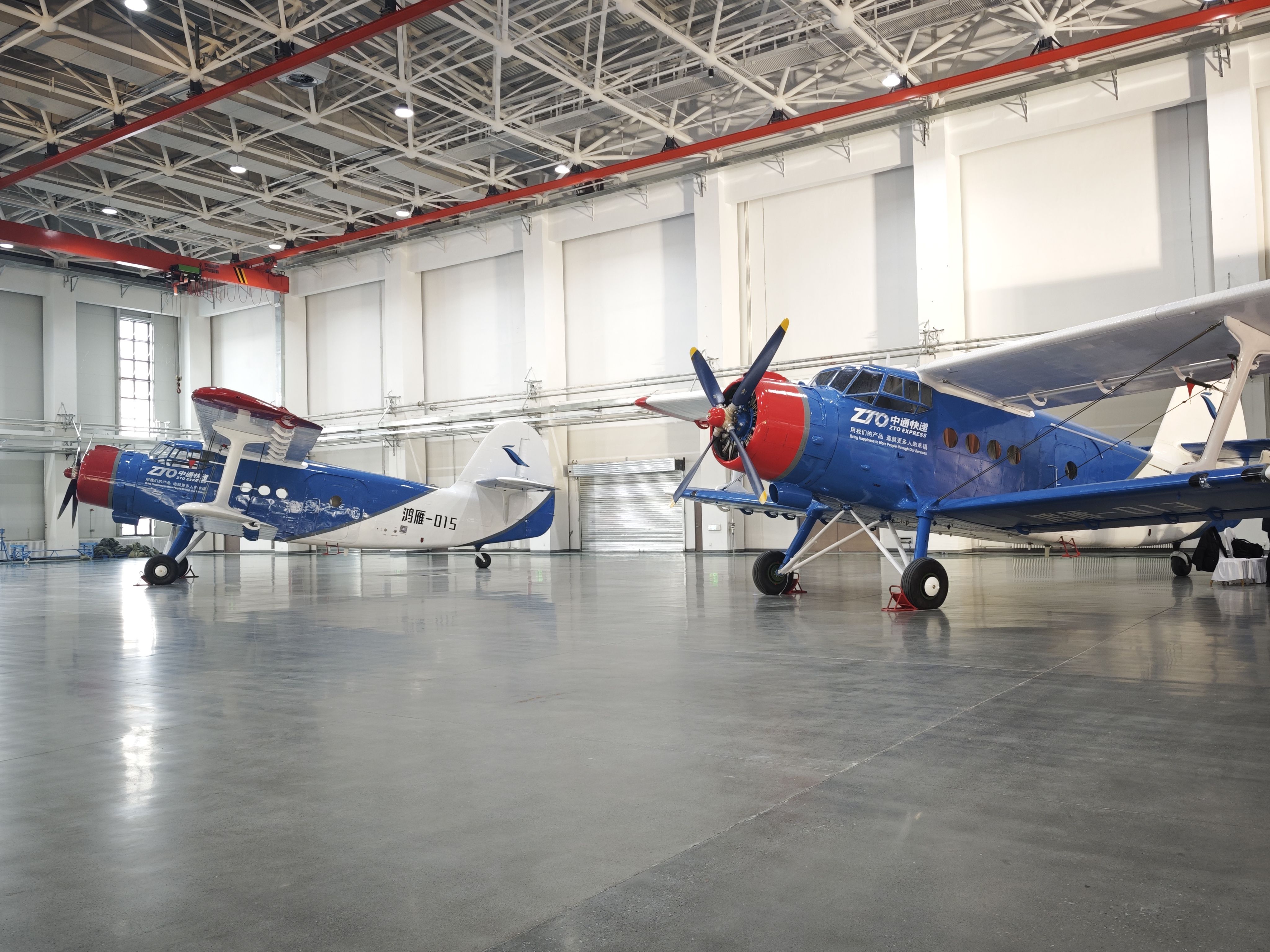 1月20日，停放在交付現(xiàn)場(chǎng)的大型無(wú)人機(jī)鴻雁（HY100）。新華社記者 茍立鋒 攝