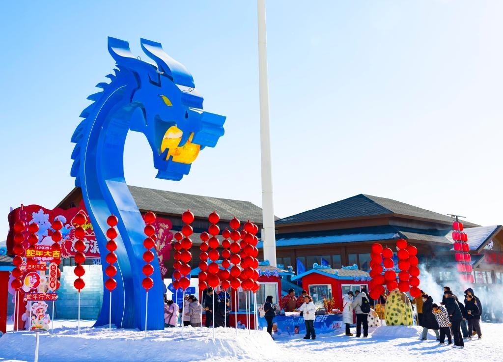 2025年1月，游客在遼寧錦州東方華地城海洋冰雪王國內(nèi)游覽。新華社發(fā)