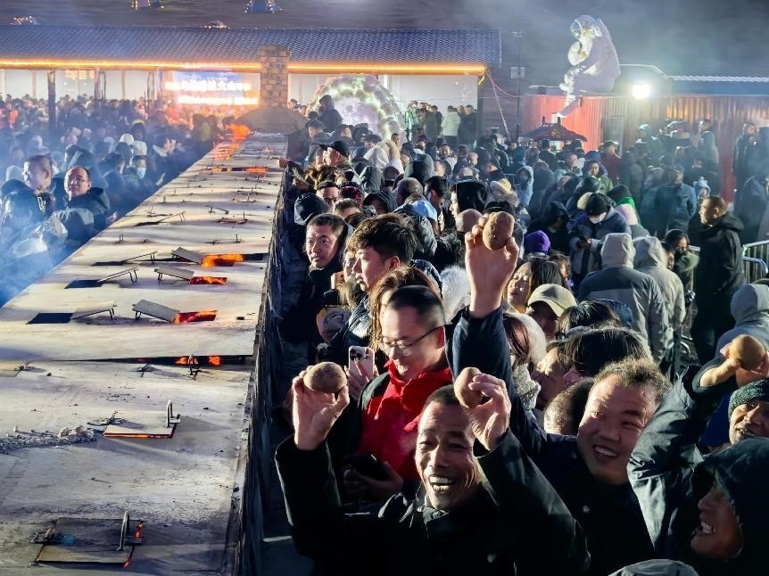 烏蘭哈達火山腳下“千人烤土豆”。人民網(wǎng)記者 苗陽攝