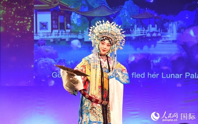 京劇經(jīng)典選段《貴妃醉酒》。人民網(wǎng)記者 殷淼攝