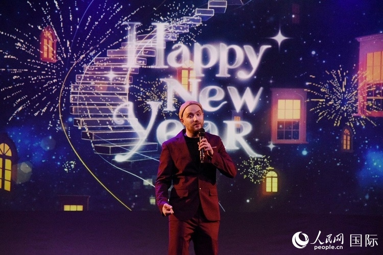 瑞典籍歌手天木演唱歌曲《Happy New Year》。人民網(wǎng)記者 殷淼攝
