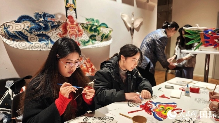 體驗(yàn)非遺文化“制作小風(fēng)箏”。人民網(wǎng)記者 殷淼攝