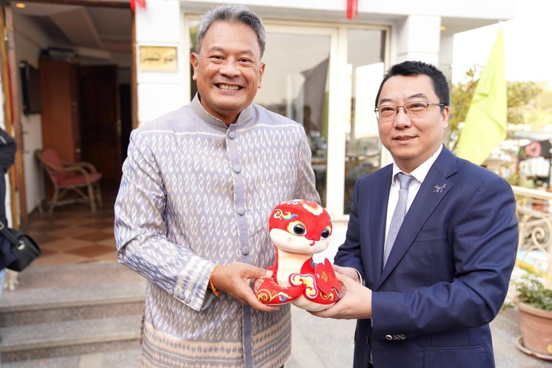 中國(guó)駐埃及使館參贊兼開羅中國(guó)文化中心主任張易向塔納瓦大使贈(zèng)送2025“歡樂春節(jié)”吉祥蛇。開羅中國(guó)文化中心供圖