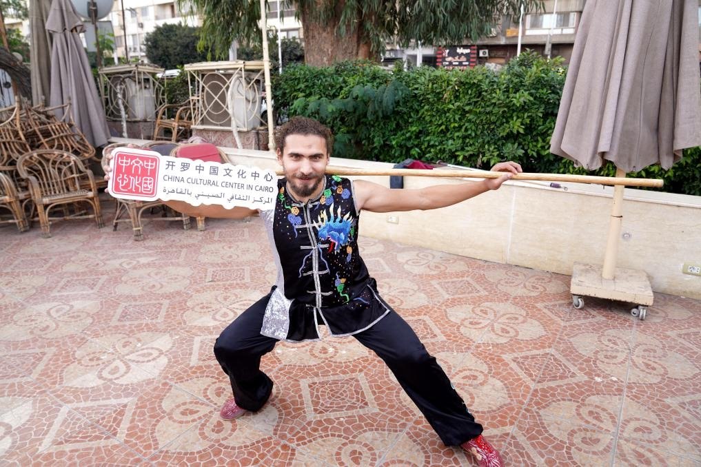 埃及民眾參與中國(guó)文化體驗(yàn)活動(dòng)。開羅中國(guó)文化中心供圖