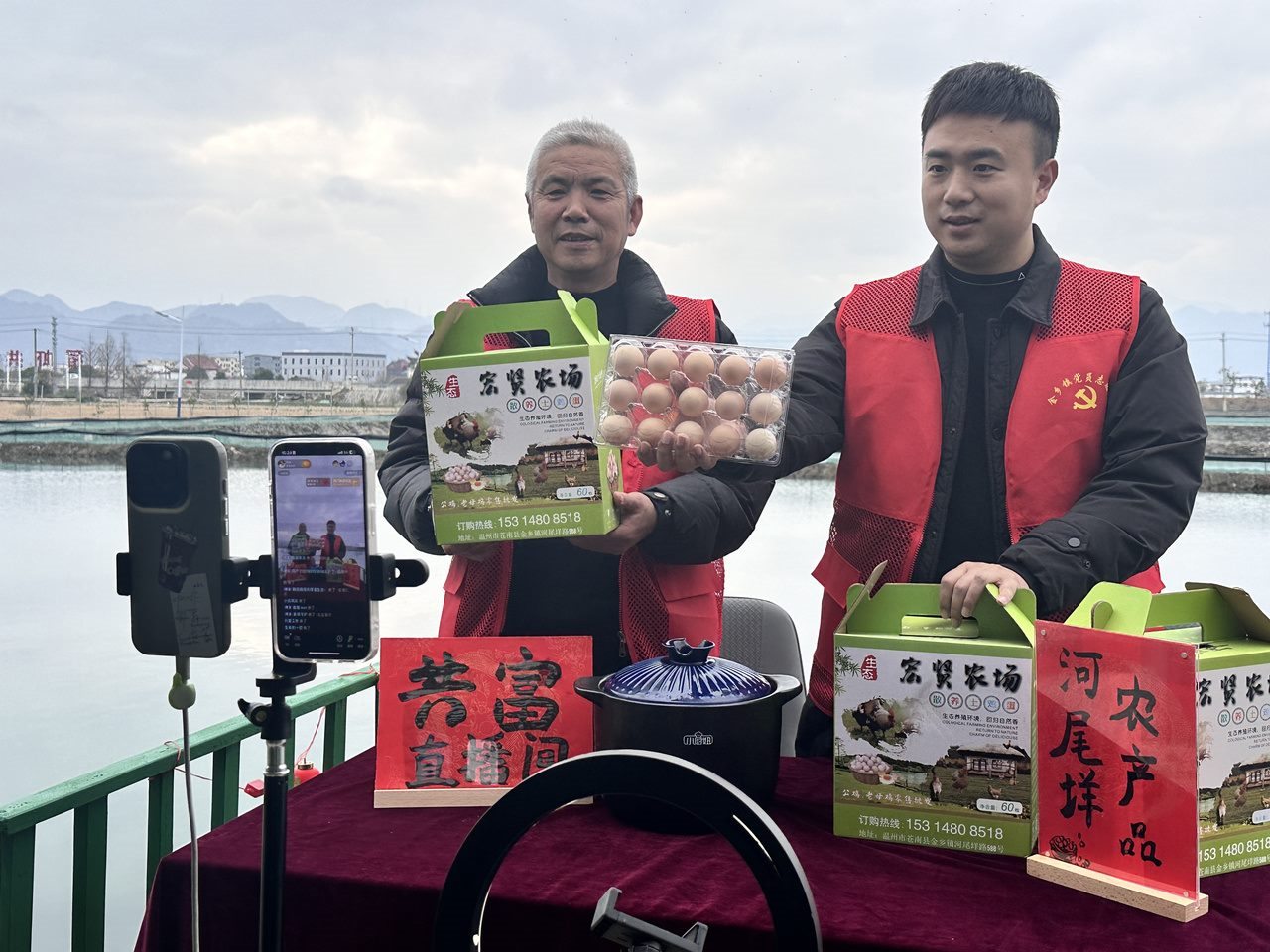 在蒼南金鄉(xiāng)鎮(zhèn)，永興、半浹連、河尾垟?shù)犬?dāng)年受災(zāi)的臨近村落，正連片建設(shè)美麗江南水鄉(xiāng)新景。圖為河尾垟村設(shè)在河邊的“共富直播間”。金鄉(xiāng)鎮(zhèn) 供圖