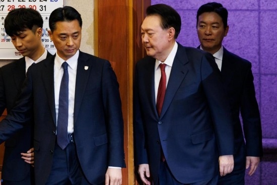  1月23日，尹錫悅（右二）在韓國首爾憲法法院出席總統(tǒng)彈劾案庭審。新華社發(fā)（Pool圖片，曹城凖攝）