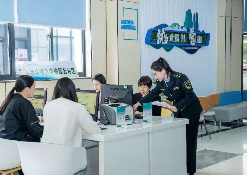 工作人員指導(dǎo)企業(yè)一次性完成信息填報(bào)。圖片來(lái)源:浙江衢州市市場(chǎng)監(jiān)督管理局