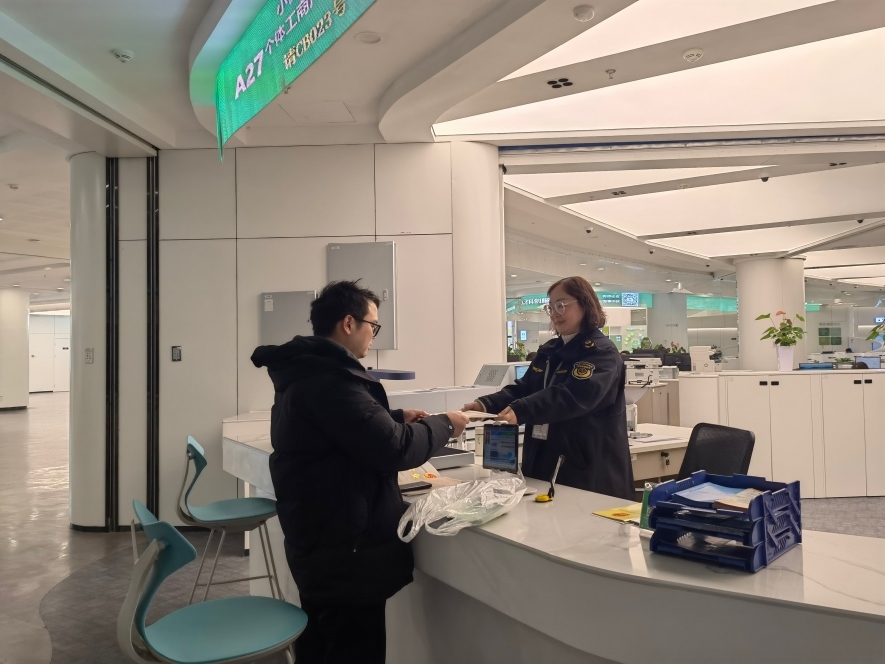 企業(yè)在出證窗口“一站式”領(lǐng)取變更后的營(yíng)業(yè)執(zhí)照。圖片來(lái)源:浙江衢州市市場(chǎng)監(jiān)督管理局