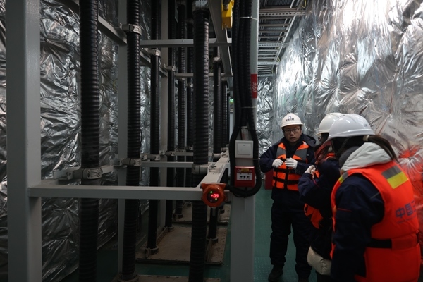 運(yùn)維人員在風(fēng)電場(chǎng)海上升壓站上進(jìn)行巡視檢查。受訪者供圖