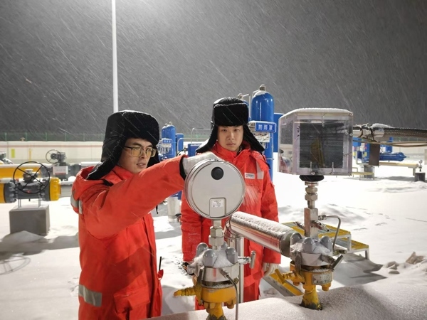 黑河作業(yè)區(qū)員工夜間對(duì)天然氣管道進(jìn)行巡檢。受訪者供圖