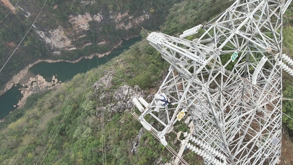 羅統(tǒng)在魯馬Ⅰ線1號(hào)塔上進(jìn)行帶電作業(yè)。受訪者供圖