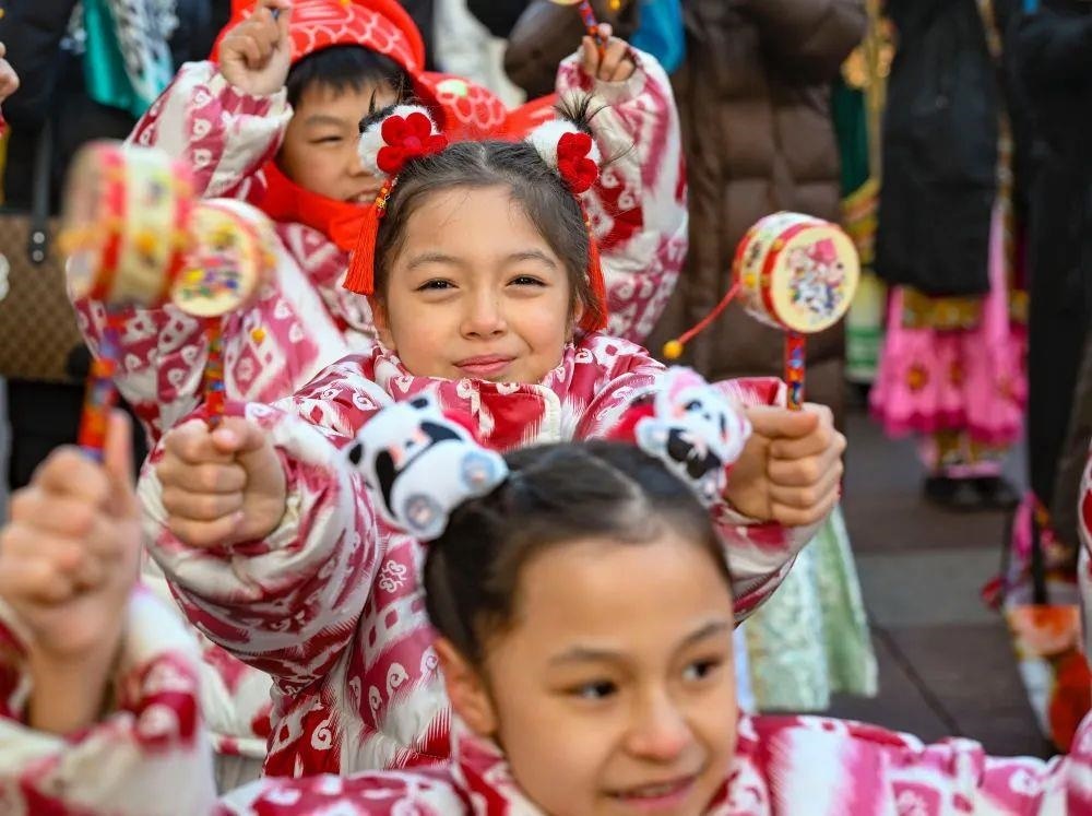 △新疆大巴扎社火迎新春，孩子們在現(xiàn)場表演。