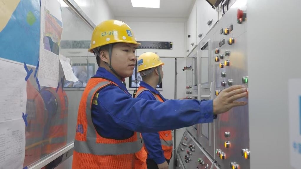 盾構(gòu)司機何曉波在駕駛室內(nèi)調(diào)試盾構(gòu)機參數(shù)。（劉芬攝）