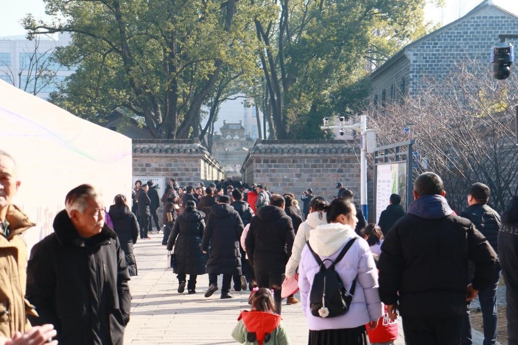 1月29日，游客在安徽省桐城市的六尺巷游覽。新華社記者 許諾 攝