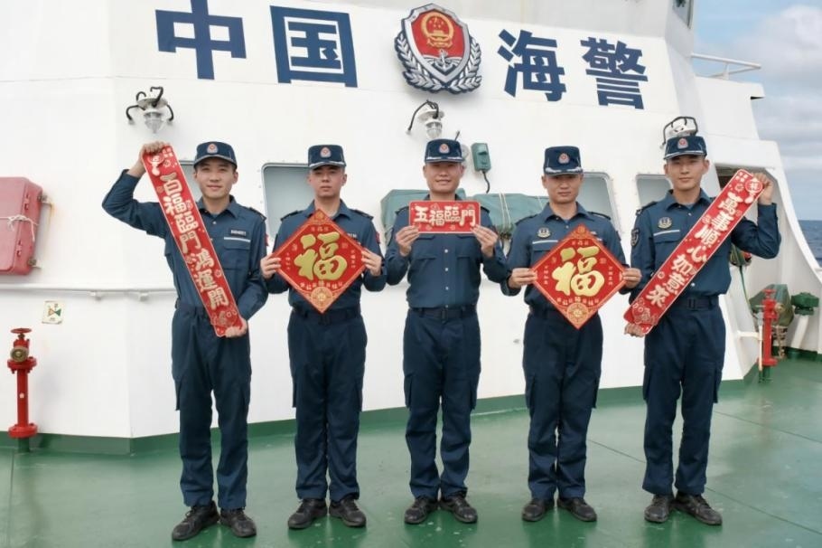 1月27日，中國海警海鷗艦執(zhí)法員們展示春聯(lián)福字，慶祝農(nóng)歷春節(jié)。