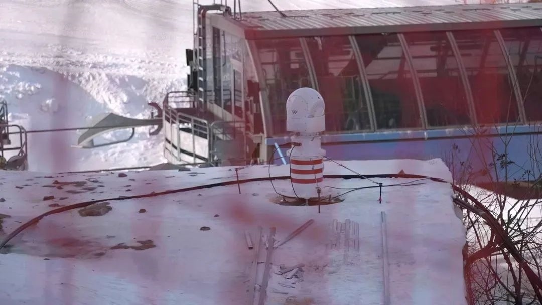 設在坡面障礙技巧和大跳臺雪道旁的激光測風雷達。氣象部門供圖