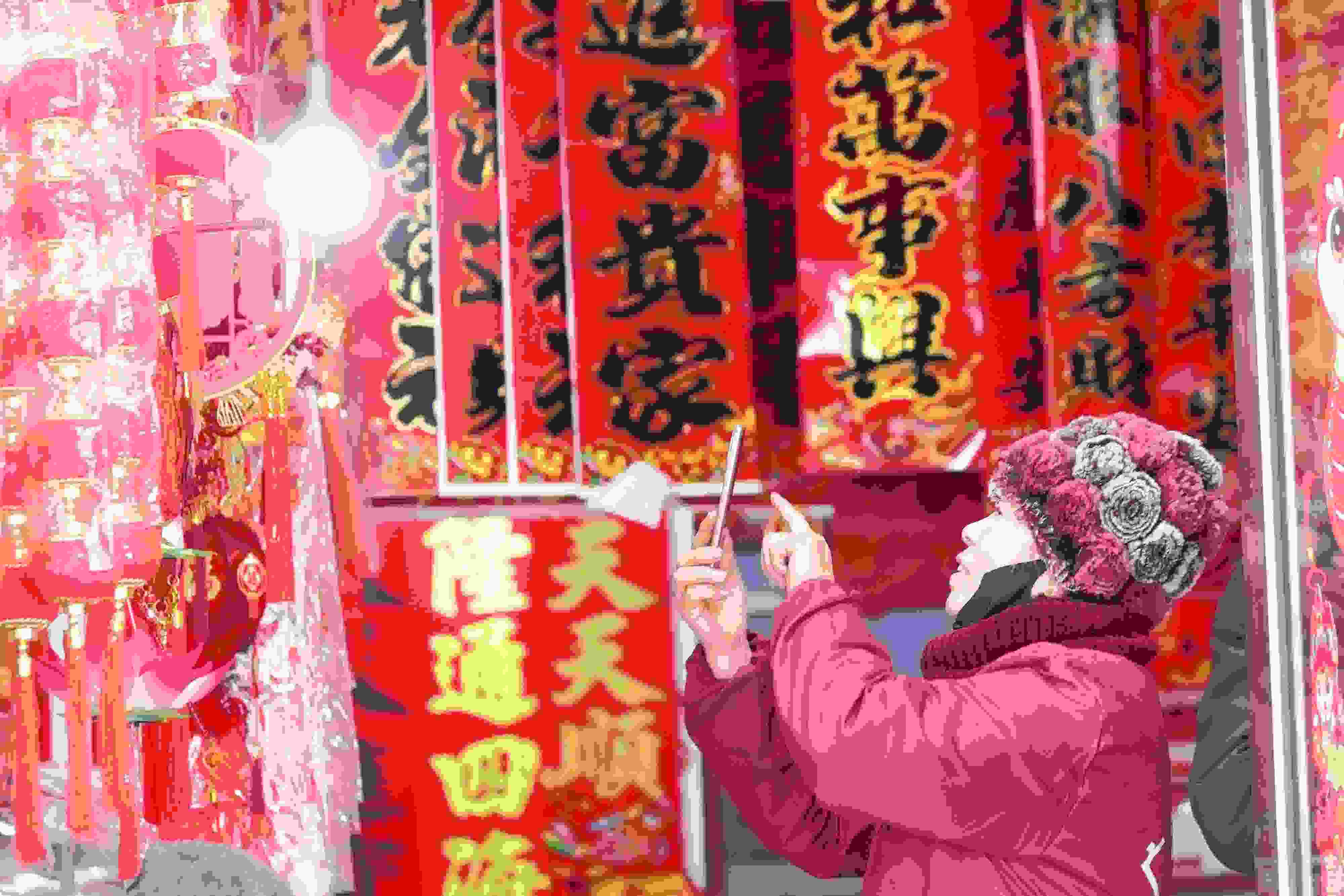 2025年1月5日，在山東省高密市夏莊鎮(zhèn)東李家村，商戶通過手機(jī)在網(wǎng)上推銷新春飾品。