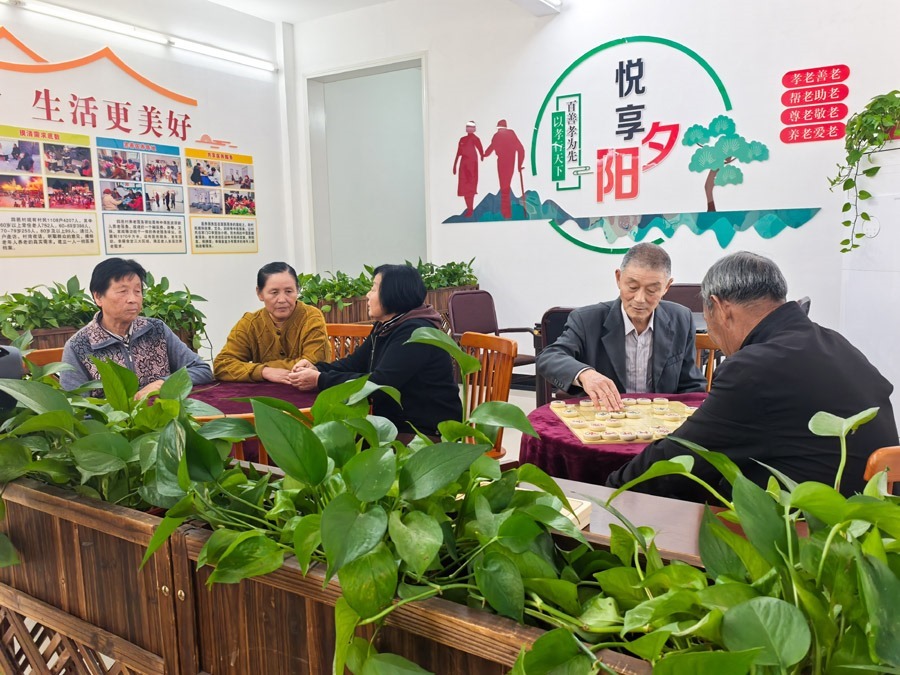 圖為湖北省咸寧市嘉魚縣潘家灣鎮(zhèn)四邑村養(yǎng)老服務驛站一角（2024年11月5日攝）。新華社記者 肖藝九 攝