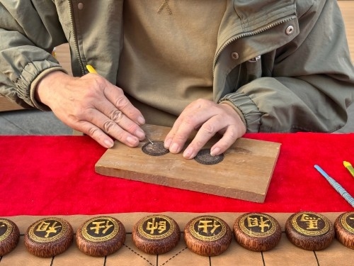 柯秋楓正在雕刻。人民網(wǎng) 陳葉欣攝