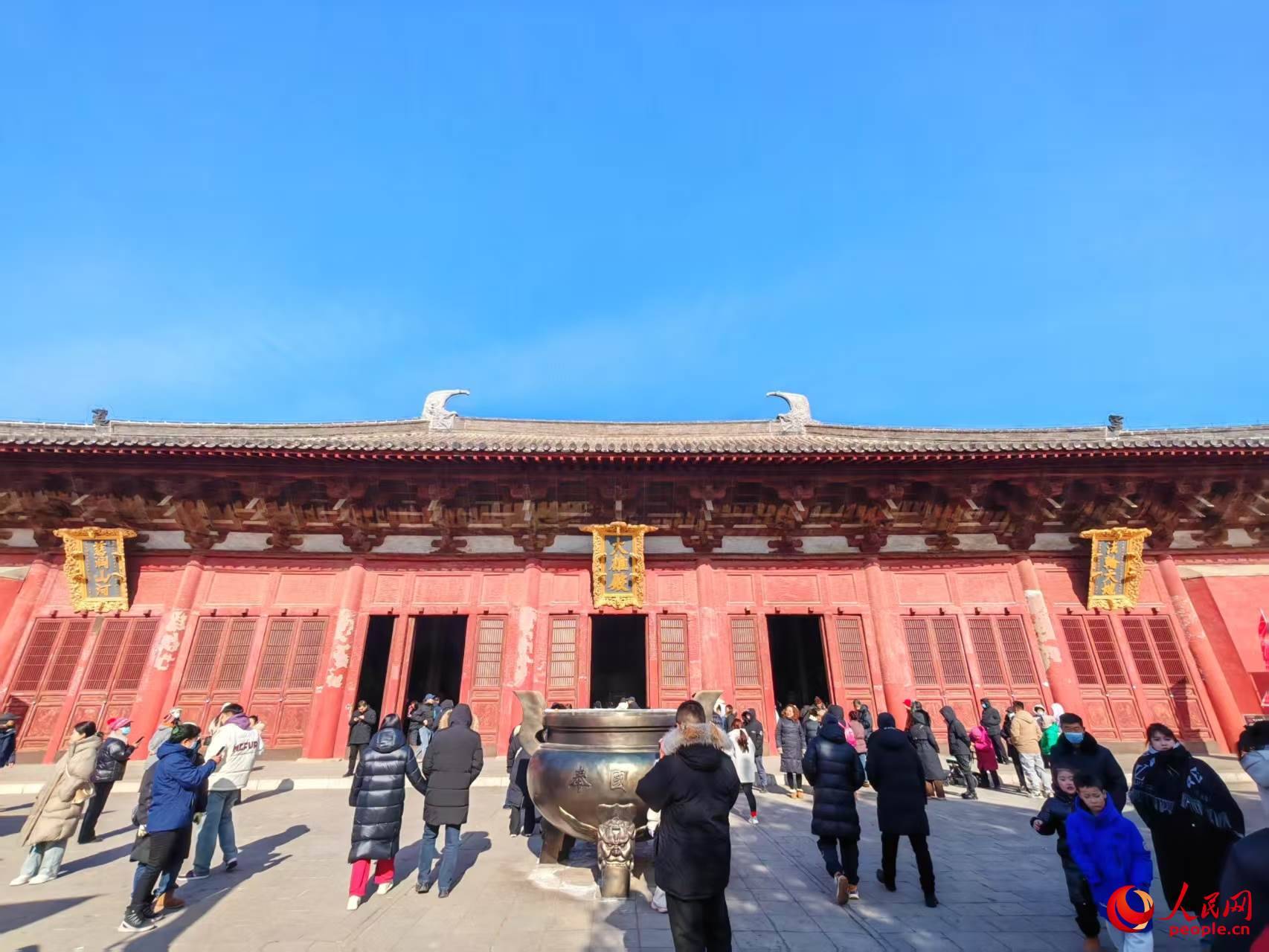 奉國寺的大雄殿外。人民網記者 王子鋒攝