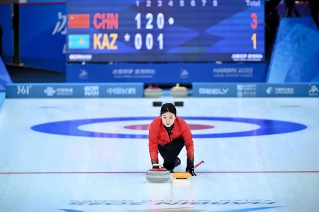 2月4日，中國隊選手韓雨在比賽中擲壺。新華社記者 江漢 攝