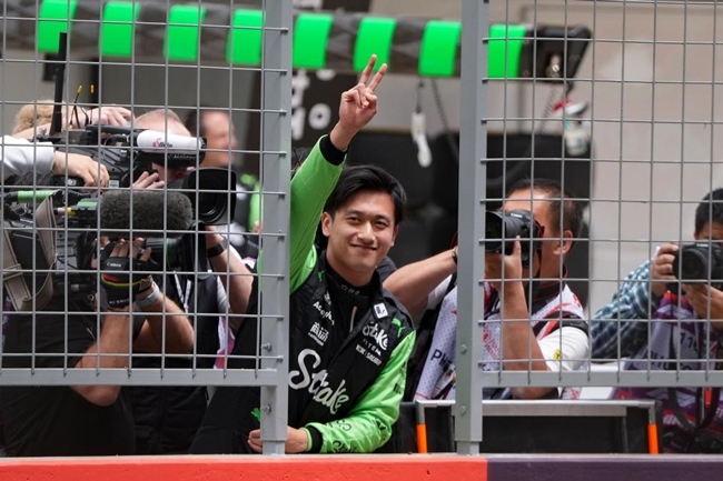 2024年4月19日，索伯車隊中國車手周冠宇（中）在練習賽前向觀眾致意。當日，F(xiàn)1中國大獎賽在上海開賽。中國車手周冠宇主場首秀參賽。新華社記者 夏一方攝