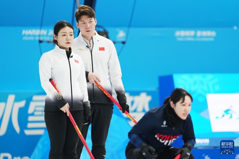 2月6日，中國隊選手王智宇（中）、韓雨（左）在比賽中。新華社記者 王松 攝