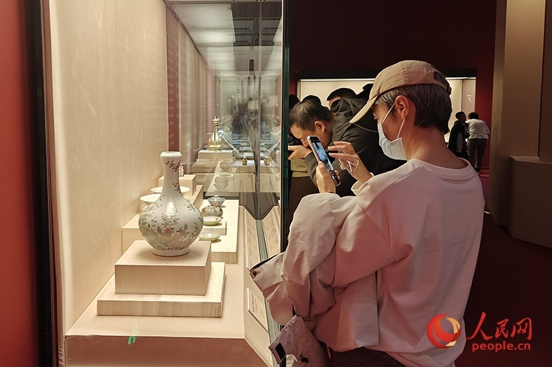 觀(guān)眾正在中國(guó)國(guó)家博物館參觀(guān)展覽。人民網(wǎng)記者 韋衍行攝