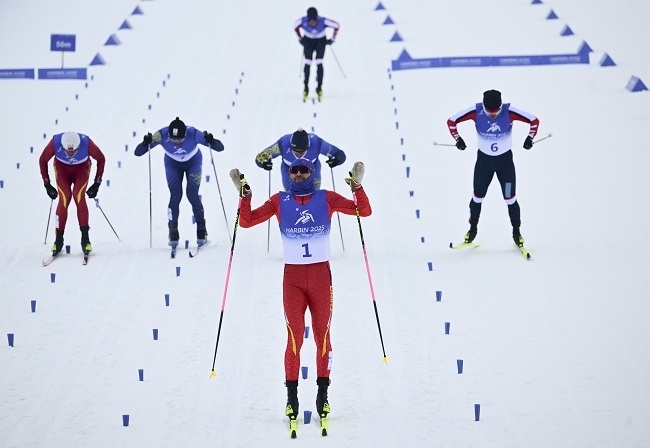 2月8日，王強（中）慶祝奪冠。新華社記者 張龍攝